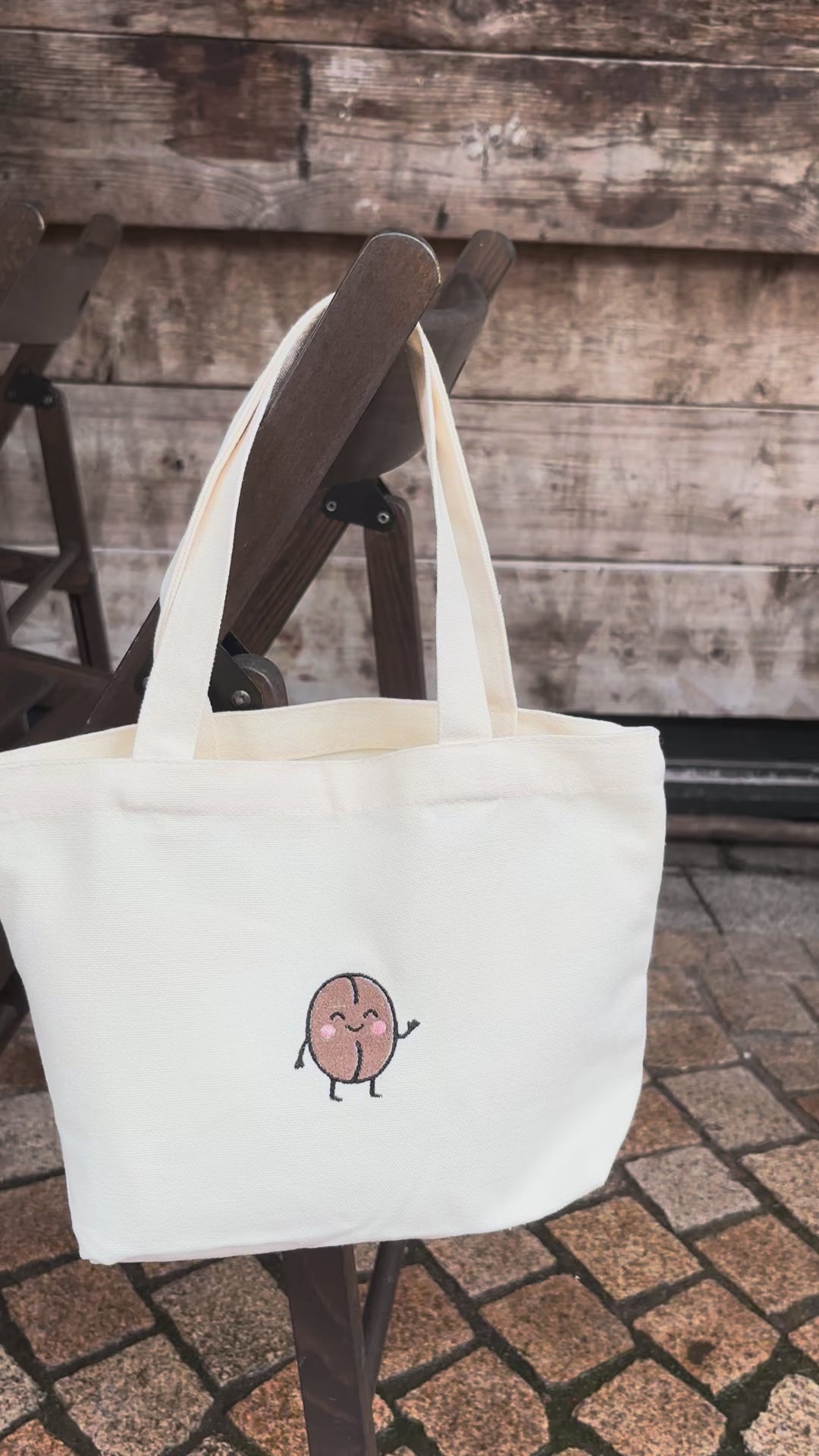 video of mini waving tote bag 